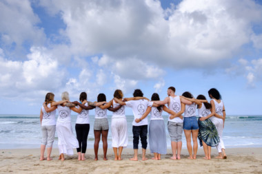 Les étudiants de en formation de yoga teacher training sur une plage de Bali aprés leurs certifications